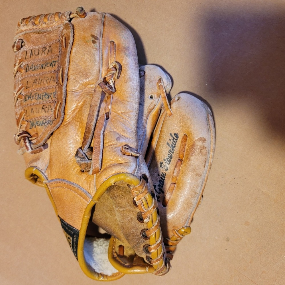 Montgomery Ward Right Handed Baseball Glove Mitt Leather Registered‎ 80-21210